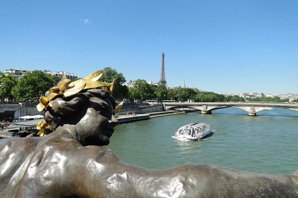 Puente Alexandre III, con vista a la Torre Eiffel