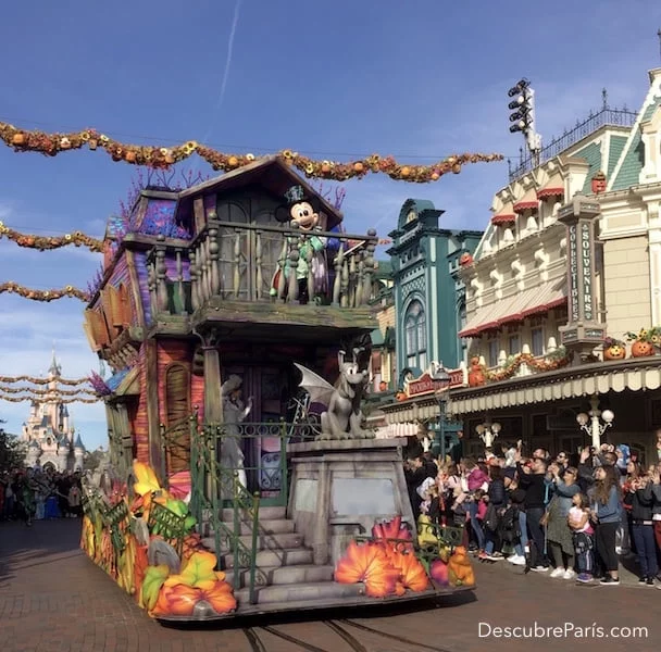 Desfile de Halloween en Disneyland Paris. Se ve a Mickey Mouse en la parte alta de una carroza ambientada con colores del otoño y de halloween