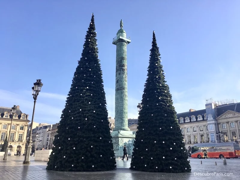 describe la decoración de navidad de la place vendo con dos arboles gigantes a cada lado de la plaza