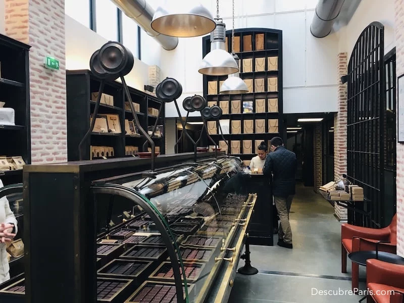 Vista de la boutique de la manufactura de chocolates de Alain Ducasse en Paris que visitamos para hacer la lista de los mejores chocolates de Paris