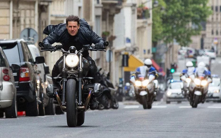 imágenes de una persecución en la película Mision Imposible con Tom Cruise en Paris