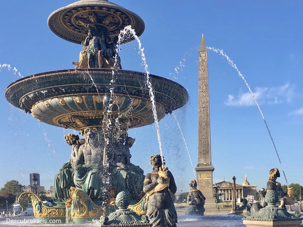 Plaza de la Concordia de Paris, con las fuentes de agua encendidas, y el obelisco de Luxor